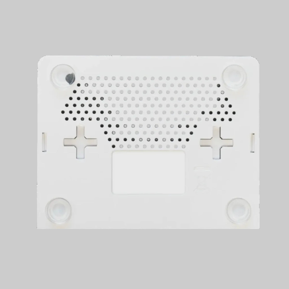 Base inferior del router MikroTik RB750GR3 con rejillas de ventilación y soporte para montaje mural
