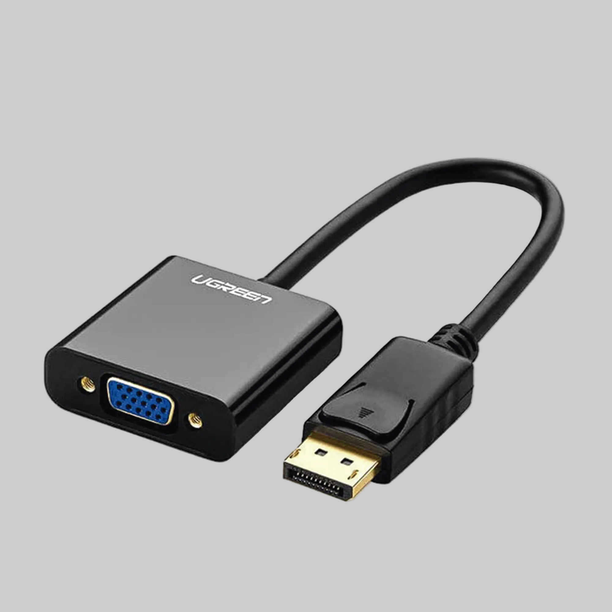 Convertidor DisplayPort a VGA Ugreen conectando laptop a monitor proyector