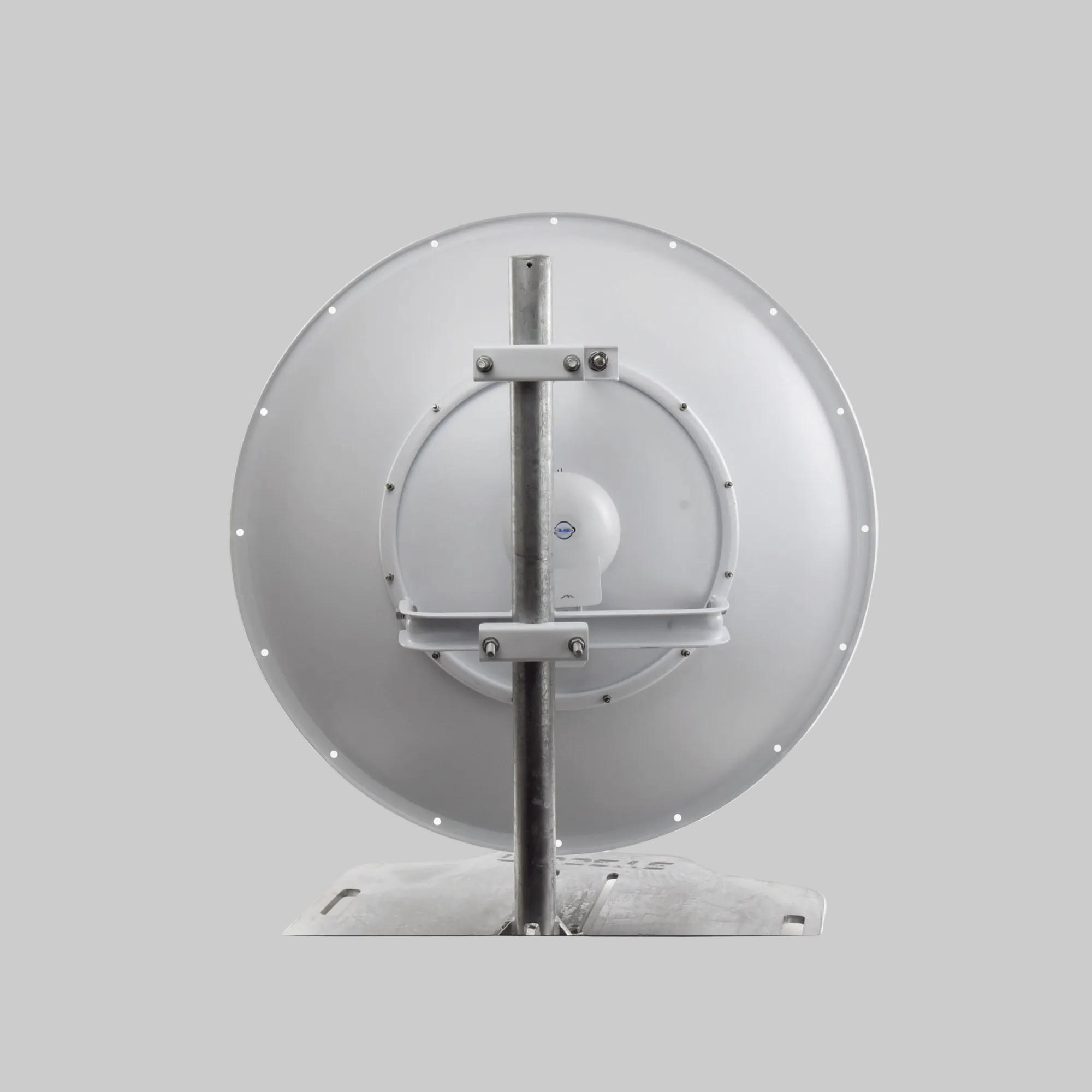 Antena Ubiquiti airFiber montada en mástil con soporte reforzado para backhaul inalámbrico profesional exterior