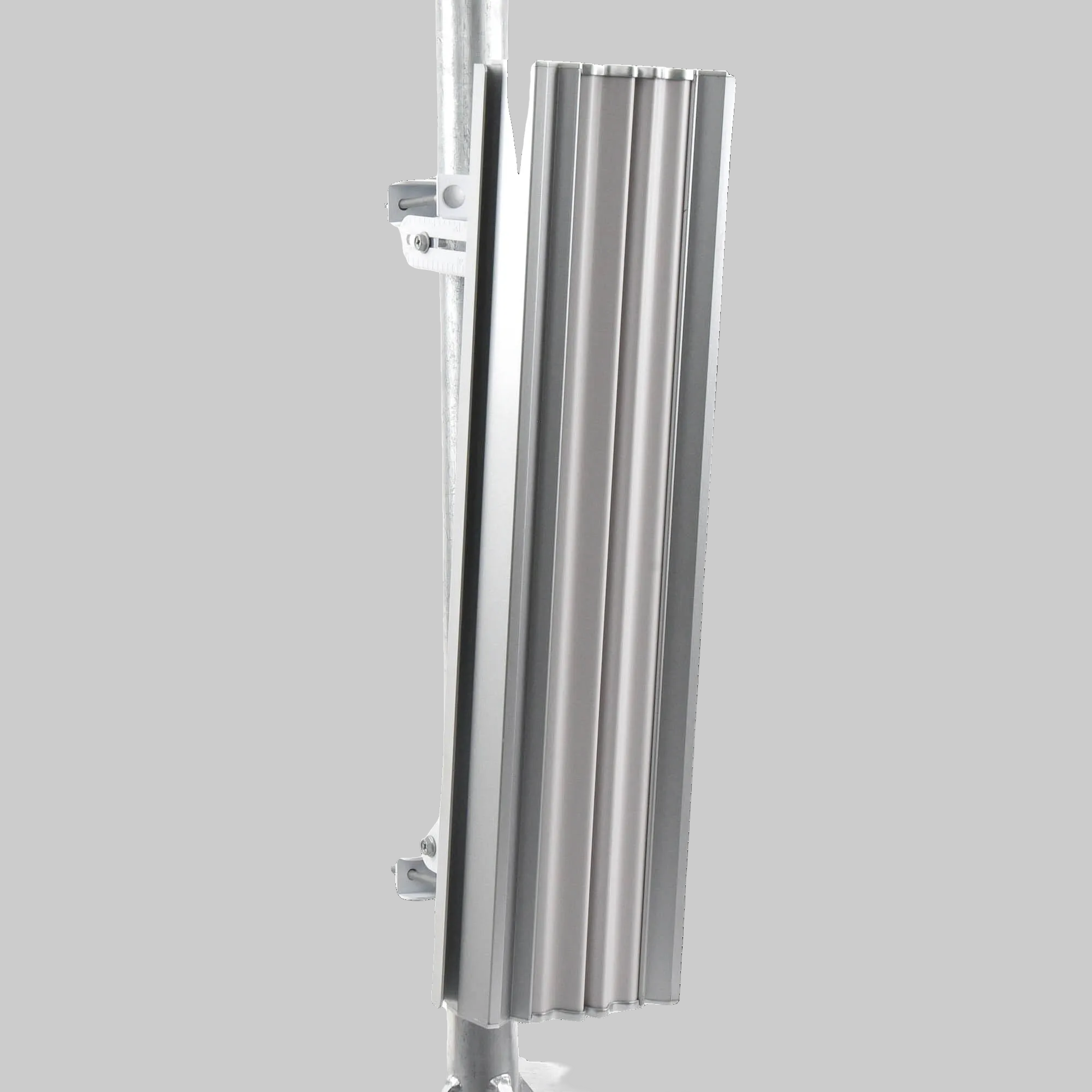 antena sectorial 5GHz Ubiquiti montada en mástil con abrazaderas metálicas para enlace inalámbrico exterior