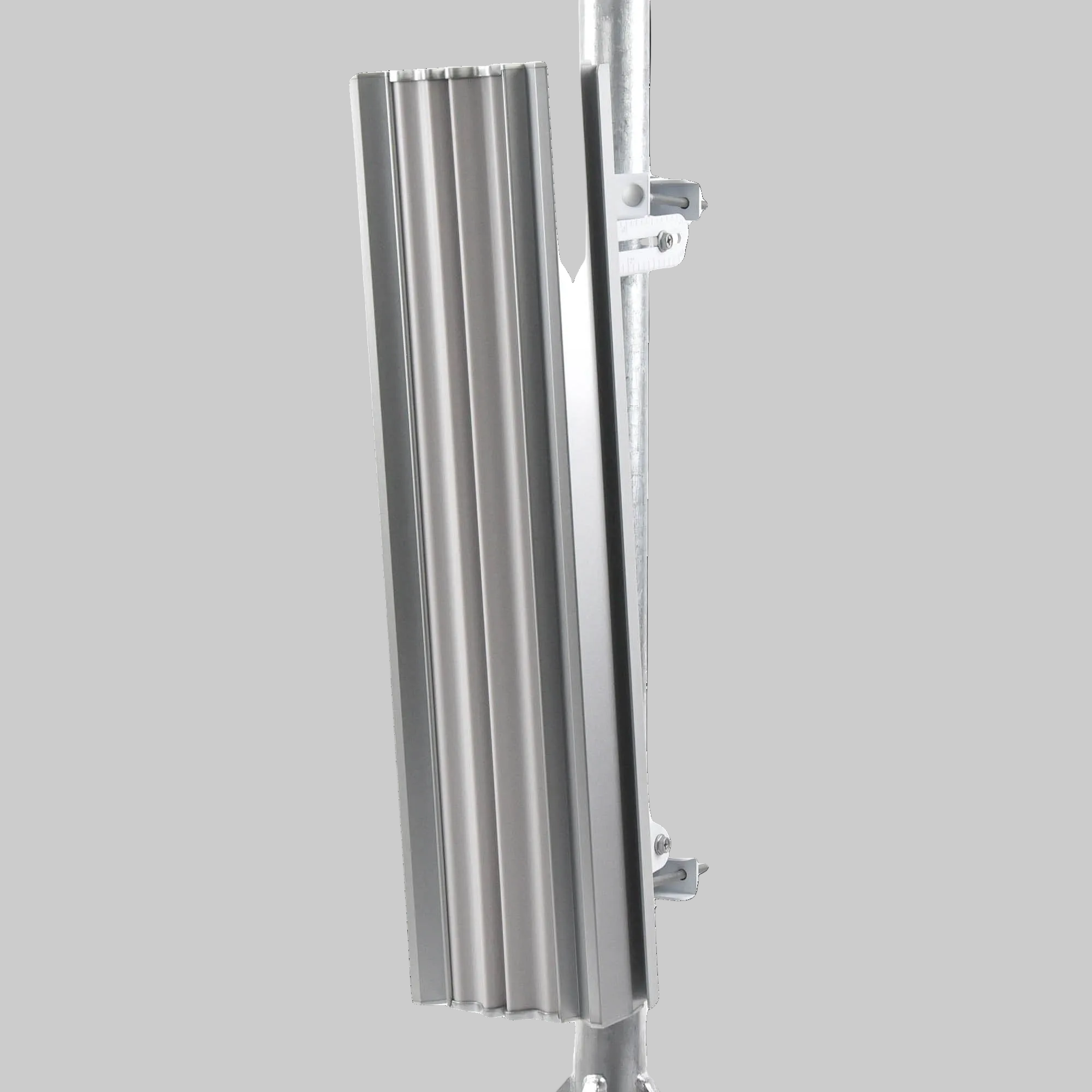antena AirMax sectorial 45 grados estructura vertical con carcasa blanca para cobertura direccional
