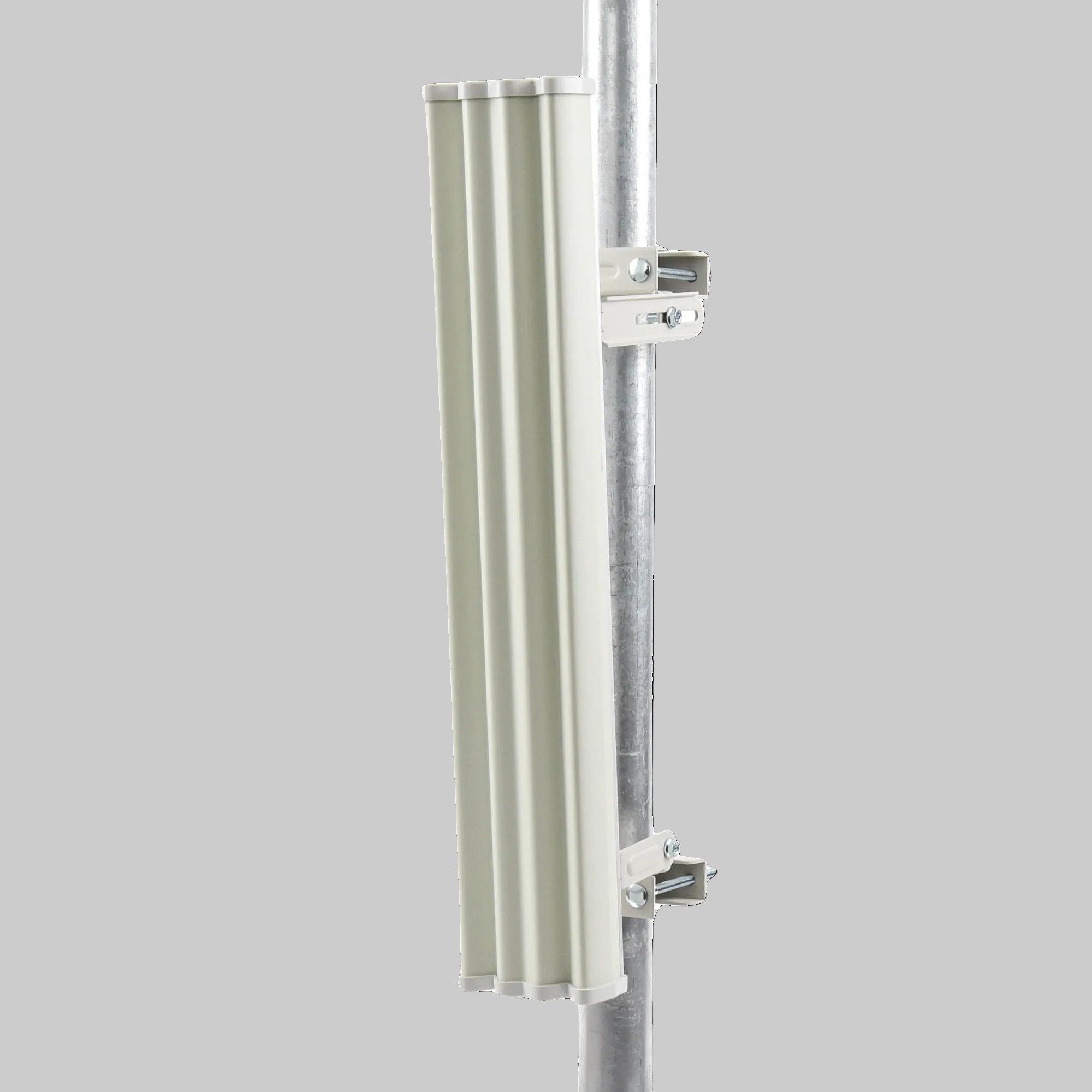 parte trasera antena Ubiquiti airMAX 20 dBi con herraje de montaje para mástil instalación exterior