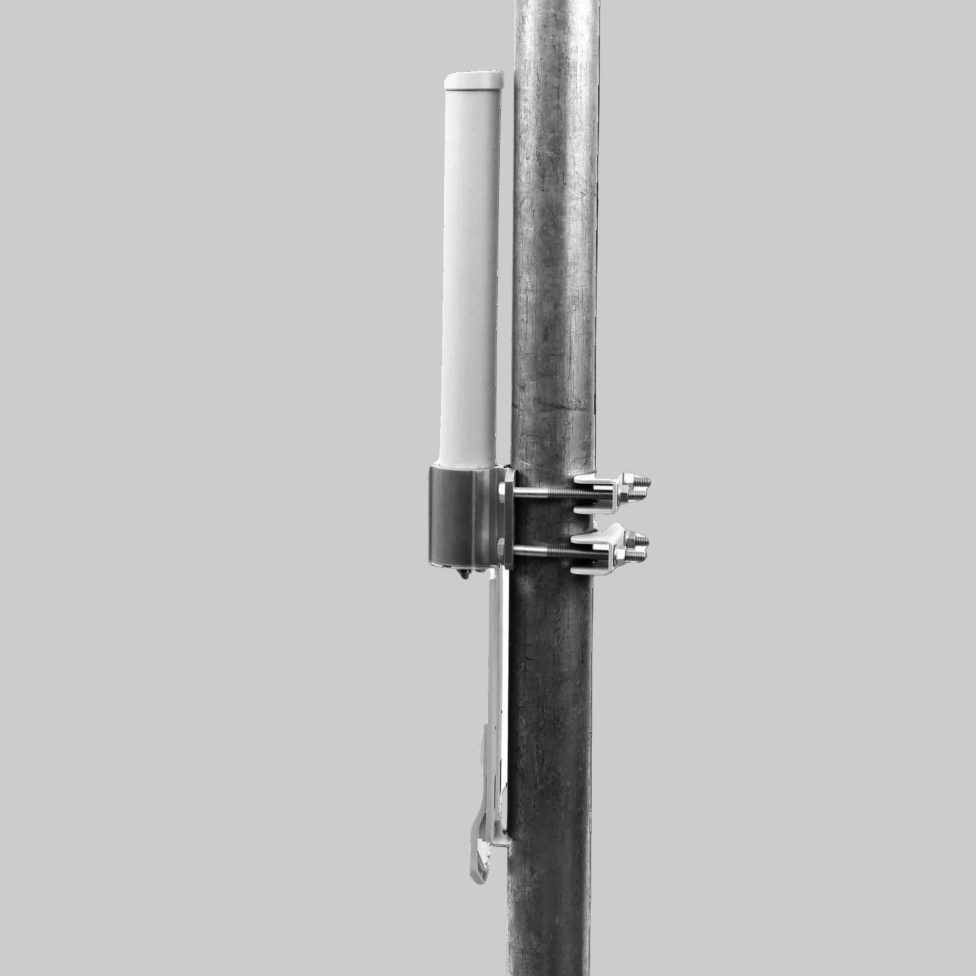 detalle de soporte metálico ajustable en antena Ubiquiti omni 10 dBi para fijación segura en mástil exterior
