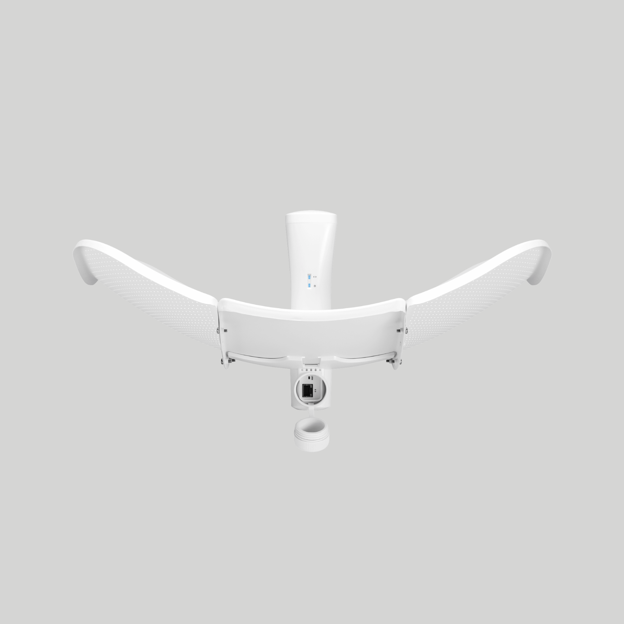 Detalle inferior LiteBeam LBE-5AC-LR con puerto Ethernet protegido para instalación exterior