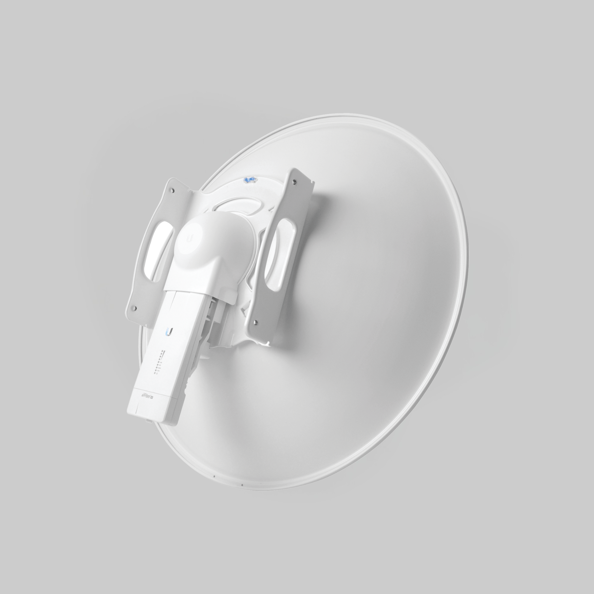 Antena direccional Ubiquiti airFiber lado derecho con soporte robusto para enlaces punto a punto estables
