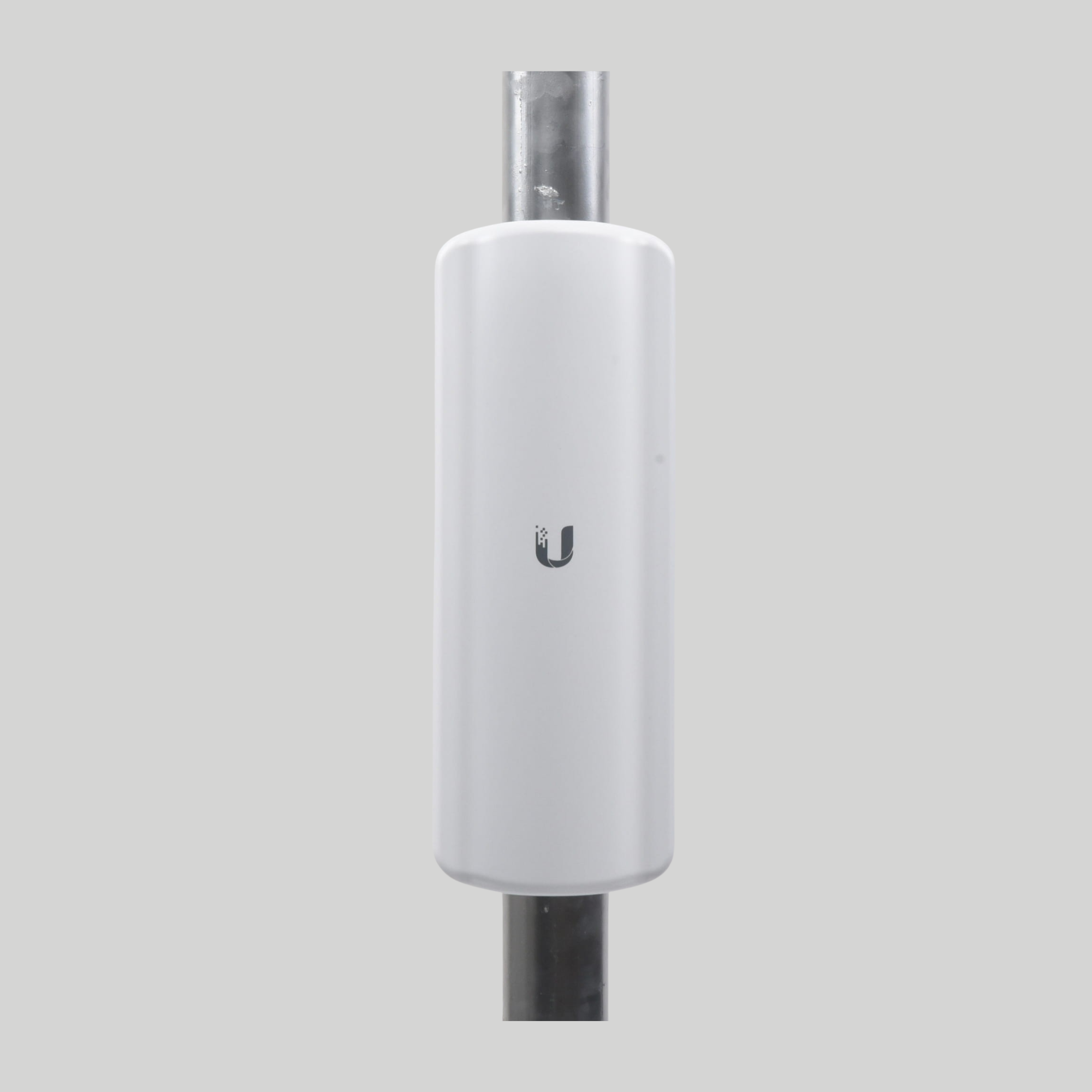 antena sectorial Ubiquiti LiteAP GPS montada en poste para red WISP con cobertura estable y sincronización GPS