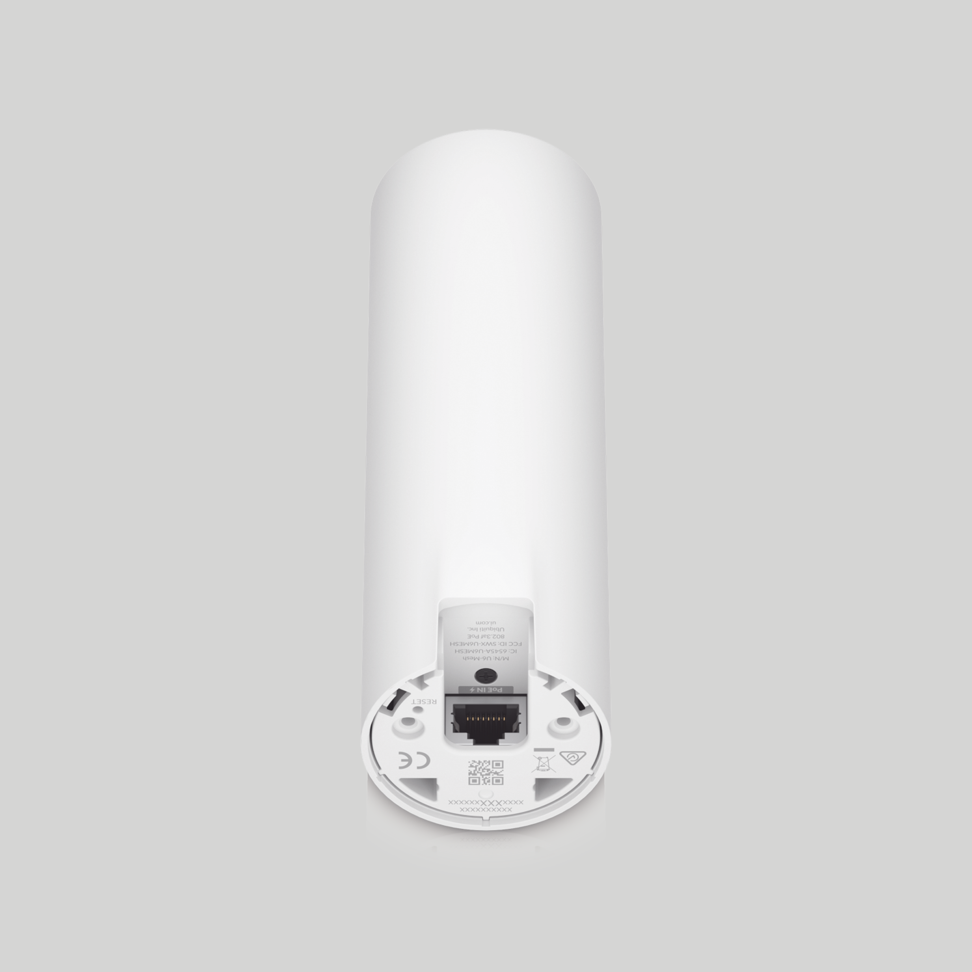 Detalle inferior del Ubiquiti U6 Mesh con conexión PoE y base de montaje para instalación profesional