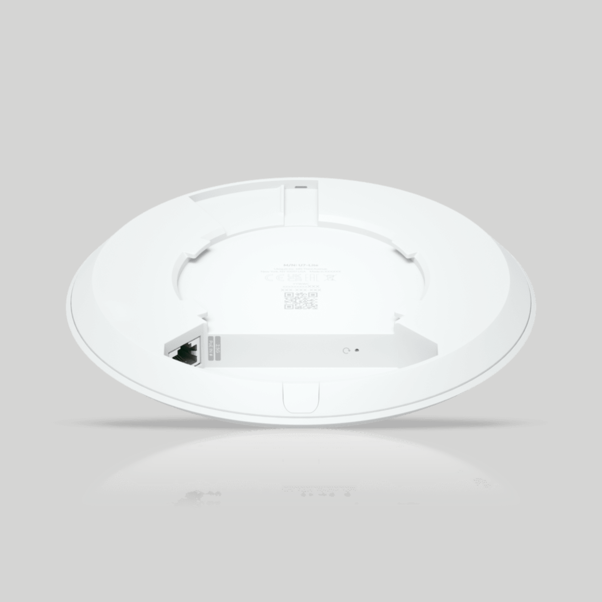 Parte inferior del U7 Lite Ubiquiti con puerto RJ45 2.5 GbE PoE, detalle técnico para instalación UniFi