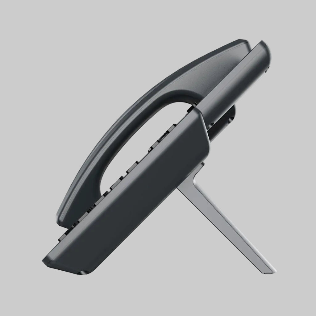 Perfil lateral del teléfono IP Grandstream GRP2601 negro con auricular y soporte inclinado para escritorio