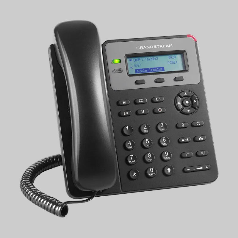 Teléfono VoIP Grandstream GXP1610 en escritorio con pantalla activa, diseño compacto ideal para empresas y recepciones