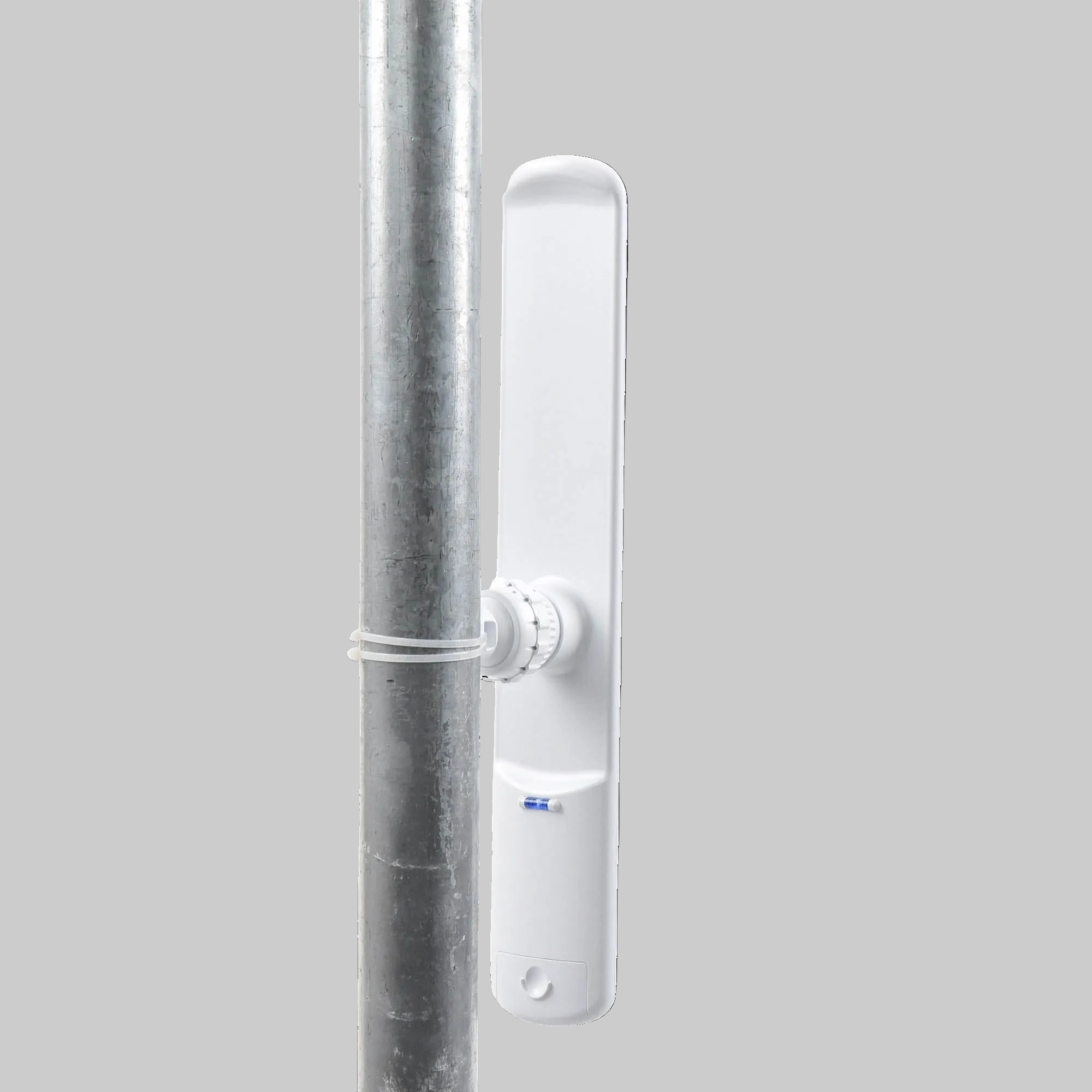 Antena Ubiquiti LAP-120 instalada en poste metálico para distribución de internet inalámbrico en exteriores