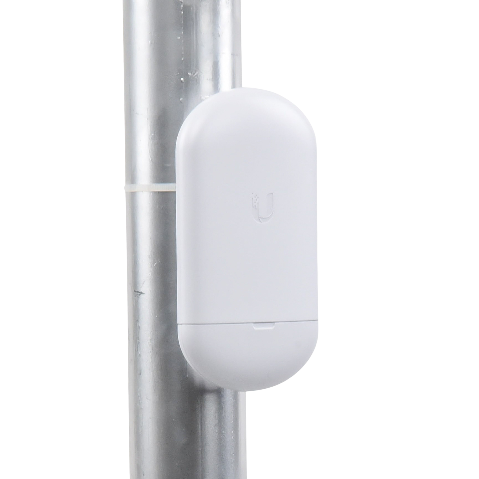 Ubiquiti Loco5AC instalado en poste metálico para internet inalámbrico entre edificios