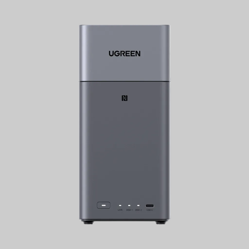 NAS UGREEN DH2300 2 bahías color gris, vista frontal con lector NFC, LED de estado y puerto USB-C