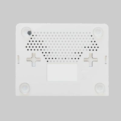 Base inferior del router MikroTik RB750GR3 con rejillas de ventilación y soporte para montaje mural