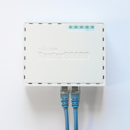 Router Mikrotik RB750Gr3, hEX RouterBoard, Blanco Y Turquesa Lic Niv 4