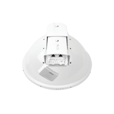 Detalle de puertos Ethernet en antena airFiber 23 dBi para configuración de enlaces inalámbricos punto a punto