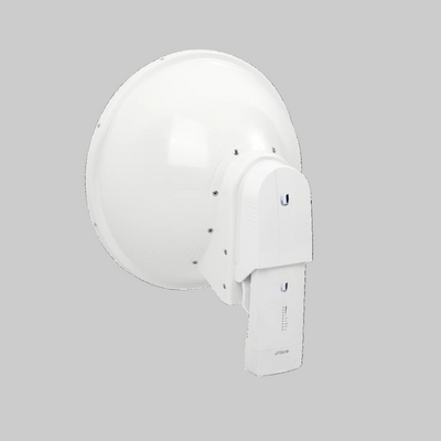 Antena airFiber AF-5G23-S45-X con radio trasero integrado y estructura sellada para exteriores