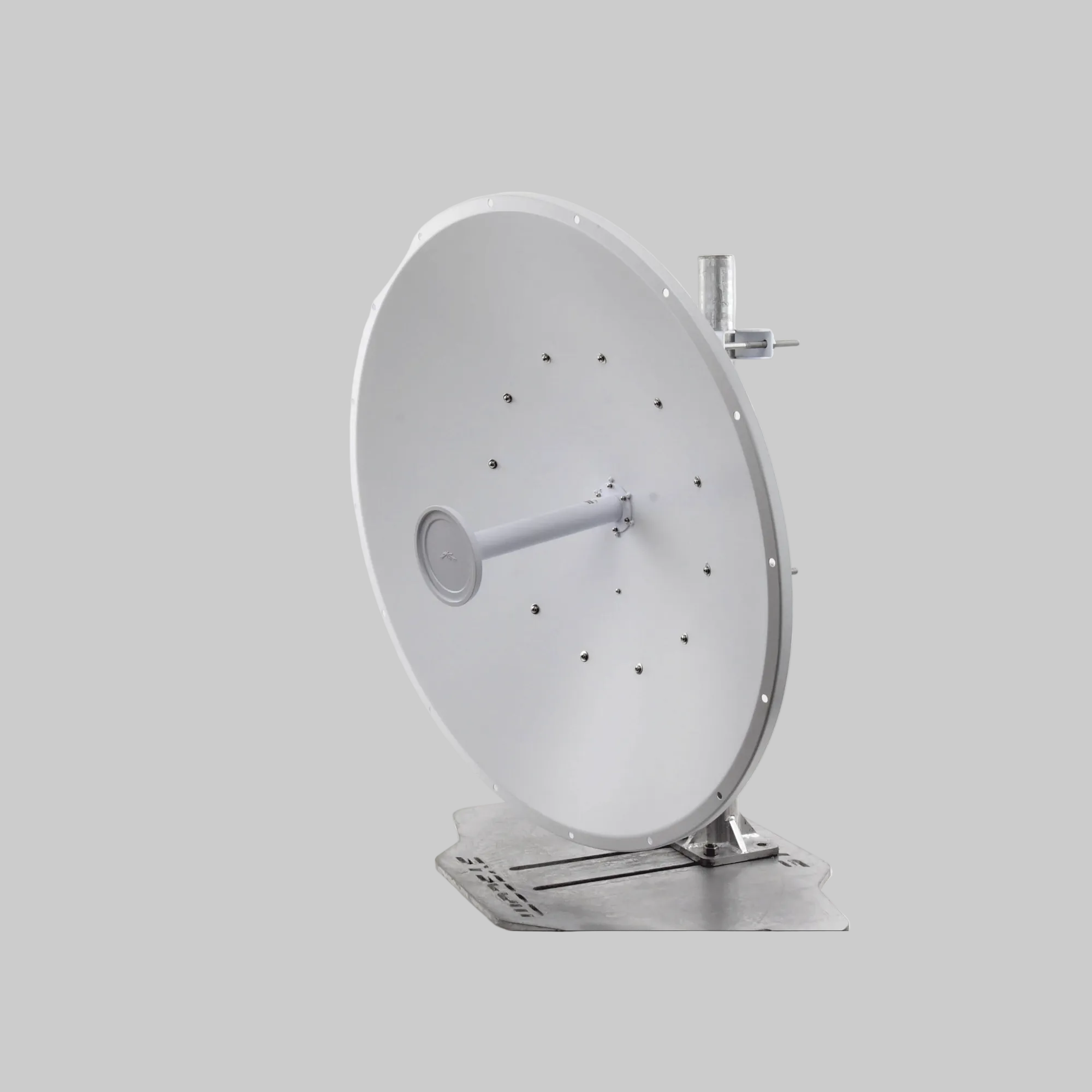 Antena airFiber 5GHz 34 dBi en ángulo lateral con brazo central y base metálica para enlaces punto a punto estables