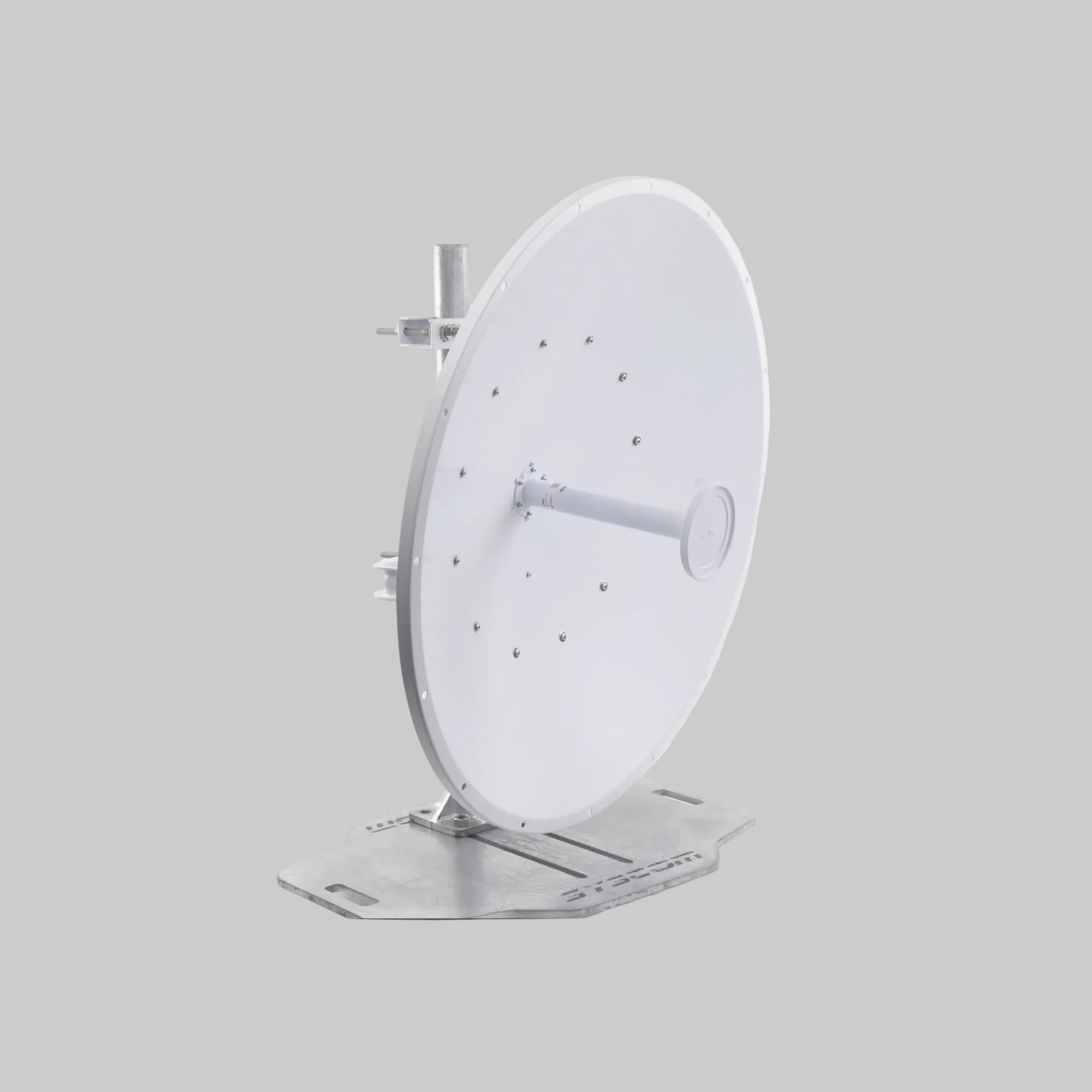 Parte trasera de antena airFiber 34 dBi con soporte de montaje en poste para enlaces de alta capacidad y estabilidad