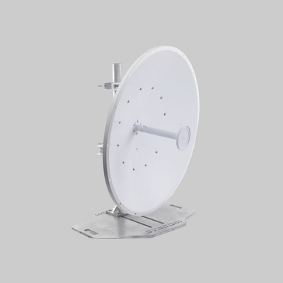 Parte trasera de antena airFiber 34 dBi con soporte de montaje en poste para enlaces de alta capacidad y estabilidad