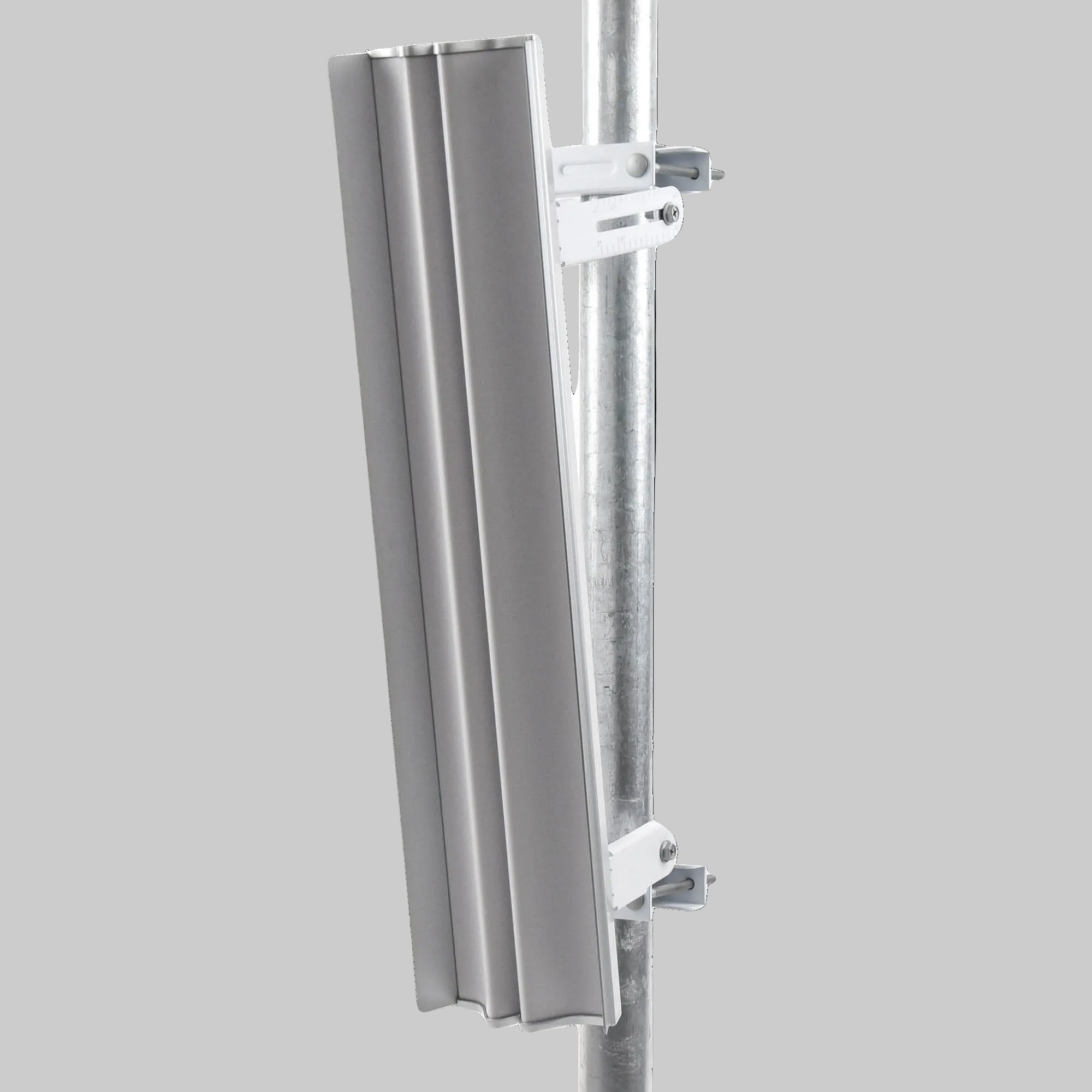 soporte metálico trasero de antena Ubiquiti sectorial con sistema de fijación robusto