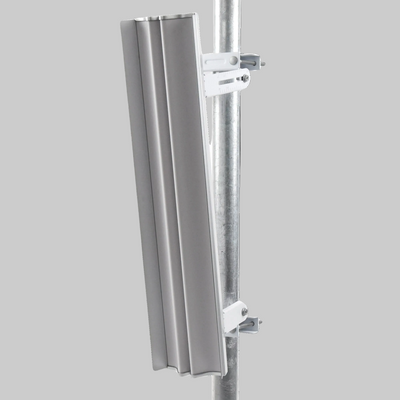 soporte metálico trasero de antena Ubiquiti sectorial con sistema de fijación robusto