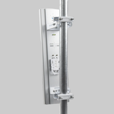 sistema de fijación trasero Ubiquiti AM-5AC22-45 con soporte ajustable para base station exterior