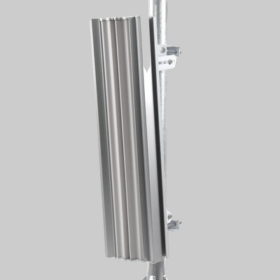 antena AirMax sectorial 45 grados estructura vertical con carcasa blanca para cobertura direccional