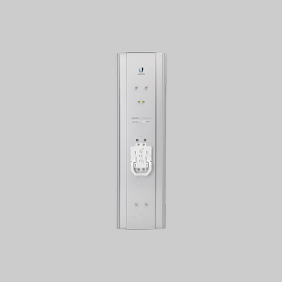 parte trasera antena Ubiquiti AirMax 5AC con soporte metálico y conectores para instalación en torre