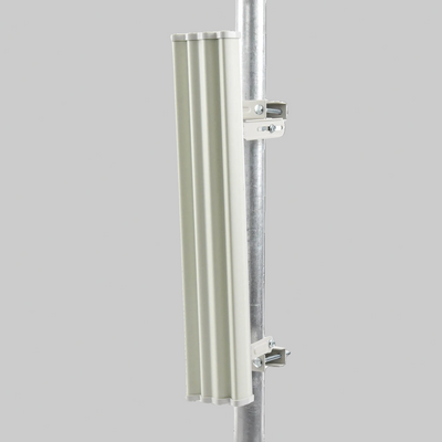 parte trasera antena Ubiquiti airMAX 20 dBi con herraje de montaje para mástil instalación exterior