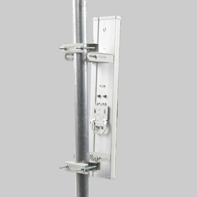 antena sectorial 5GHz Ubiquiti 20 dBi 90 grados cuerpo blanco para enlaces inalámbricos WISP