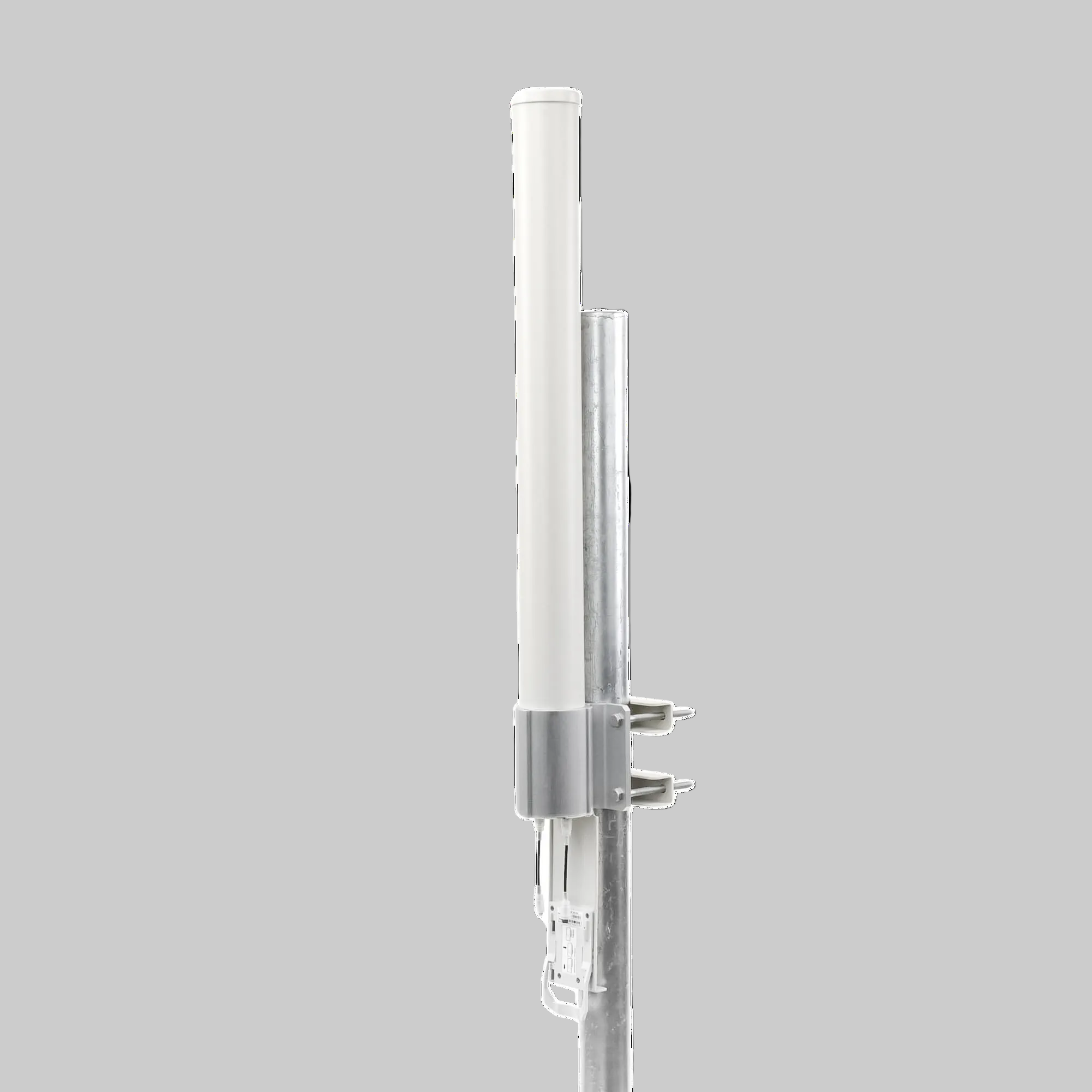 antena omni Ubiquiti 10 dBi con montaje metálico lateral para instalación en torre o poste exterior