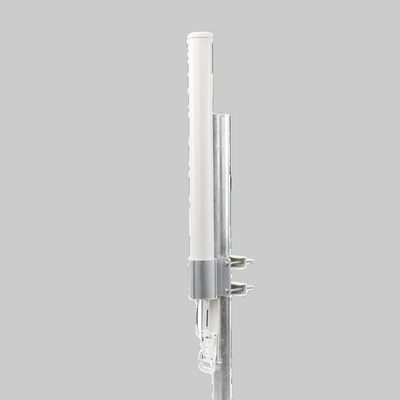 antena omni Ubiquiti 10 dBi con montaje metálico lateral para instalación en torre o poste exterior