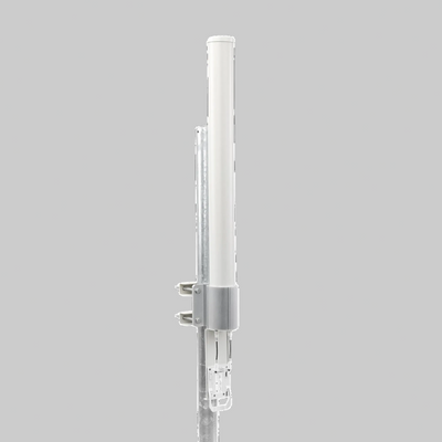 detalle soporte metálico antena Ubiquiti omni 10 dBi para fijación en mástil instalación WISP exterior