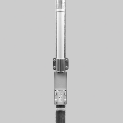 antena omnidireccional Ubiquiti 5GHz 10 dBi instalada en mástil con soporte metálico para cobertura 360 grados exterior