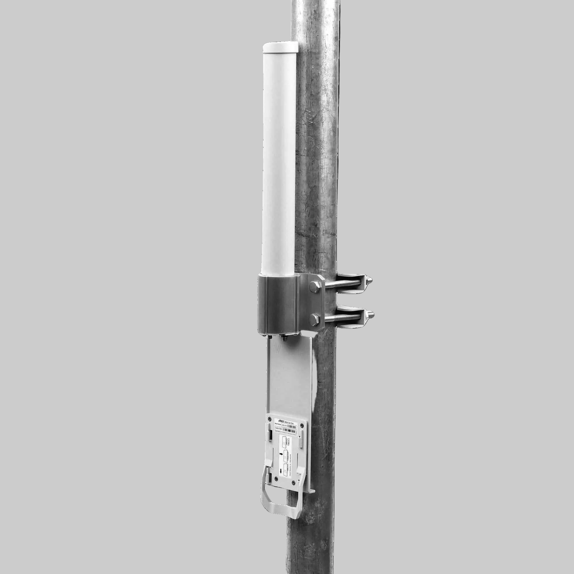 antena omnidireccional 5GHz Ubiquiti diseño cilíndrico vertical con soporte metálico perfil lateral