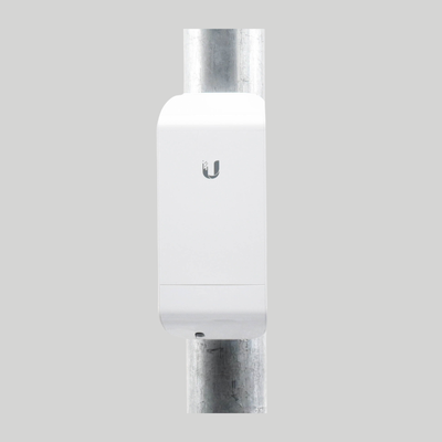 Antena Ubiquiti NanoStation LocoM5 montada vertical en poste para conexión punto a punto larga distancia