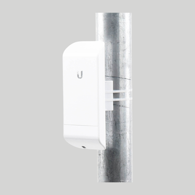 NanoStation LocoM5 instalada en poste metálico con soporte ajustable para enlace inalámbrico 5GHz exterior estable