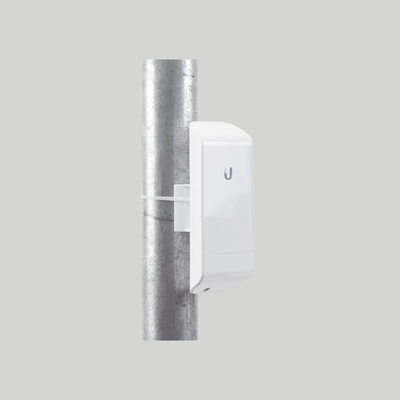 Antena Ubiquiti NanoStation LocoM2 con soporte lateral y cincho de montaje para instalación en torre o poste