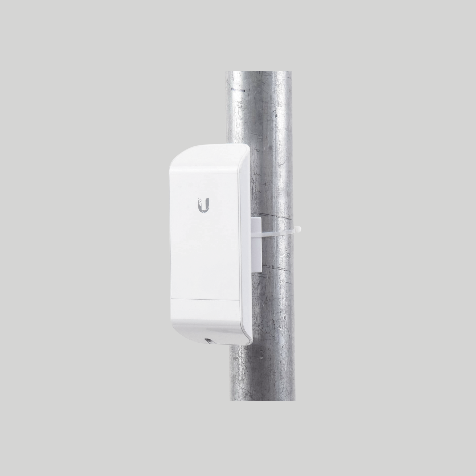 NanoStation LocoM2 instalada en mástil metálico con sistema de fijación para red inalámbrica exterior