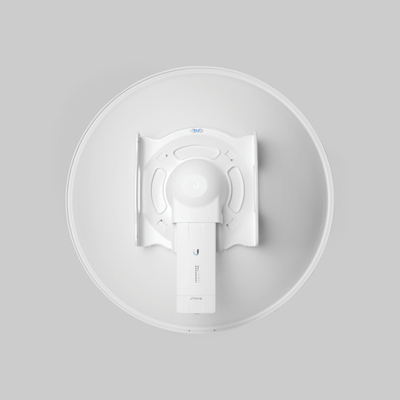 Parte trasera de antena Ubiquiti airFiber 5GHz con soporte metálico de montaje para backhaul profesional