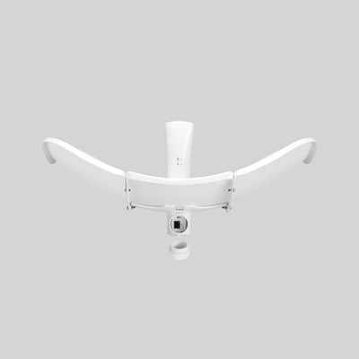 Detalle inferior LiteBeam LBE-5AC-LR con puerto Ethernet protegido para instalación exterior