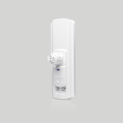 Ubiquiti LiteAP GPS parte trasera con soporte de montaje y nivel integrado para instalación en torre WISP exterior