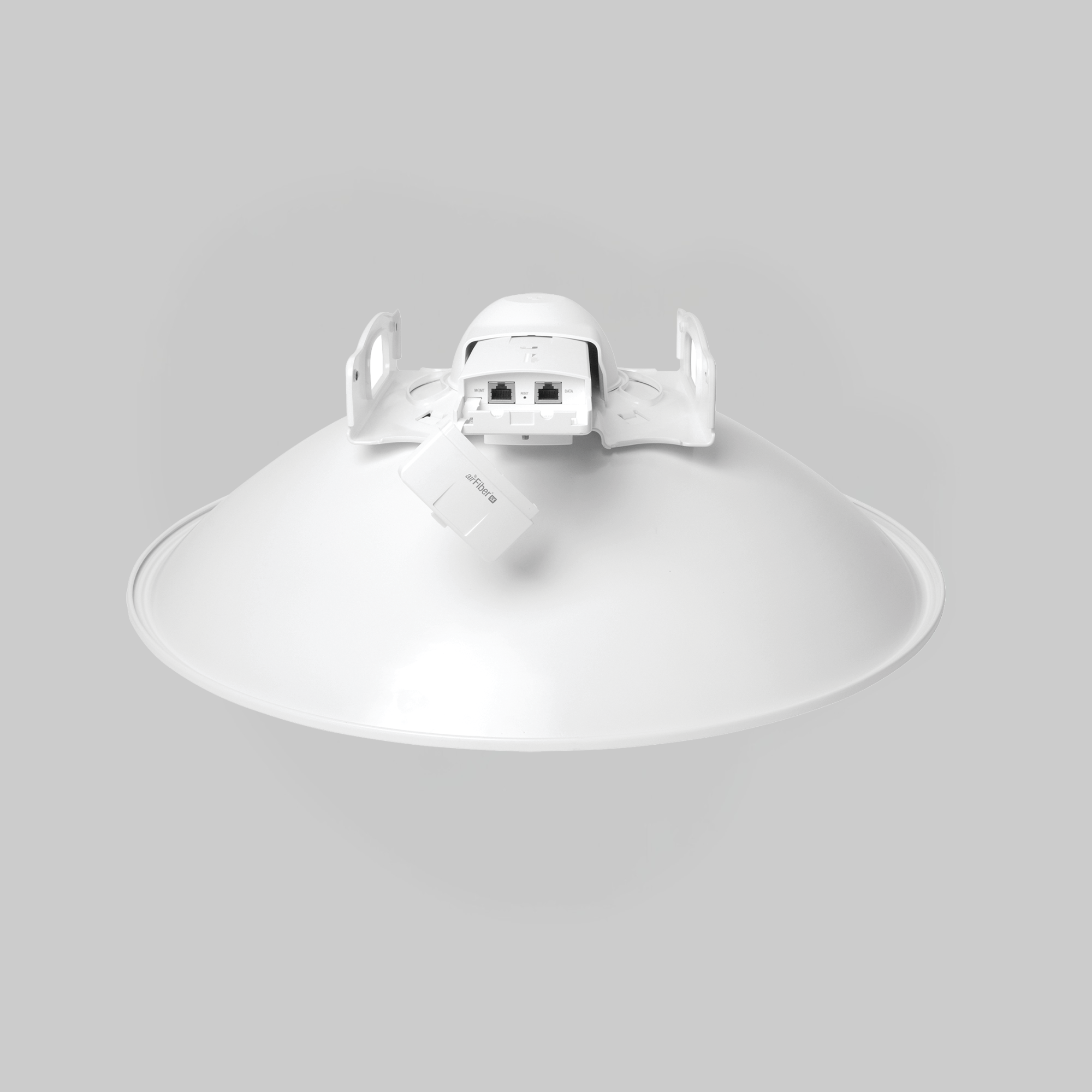 Antena airFiber Ubiquiti inclinada con soporte ajustable para instalación en torre o poste exterior