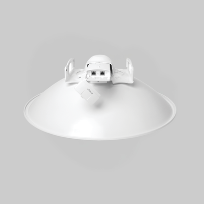 Antena airFiber Ubiquiti inclinada con soporte ajustable para instalación en torre o poste exterior