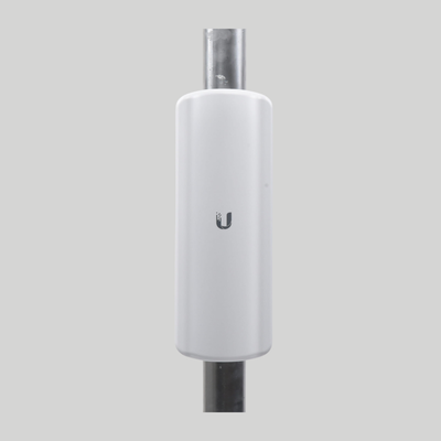 antena sectorial Ubiquiti LiteAP GPS montada en poste para red WISP con cobertura estable y sincronización GPS