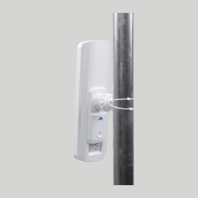 radio base Ubiquiti 5GHz LiteAP GPS fijado a mástil con abrazaderas para enlaces inalámbricos estables