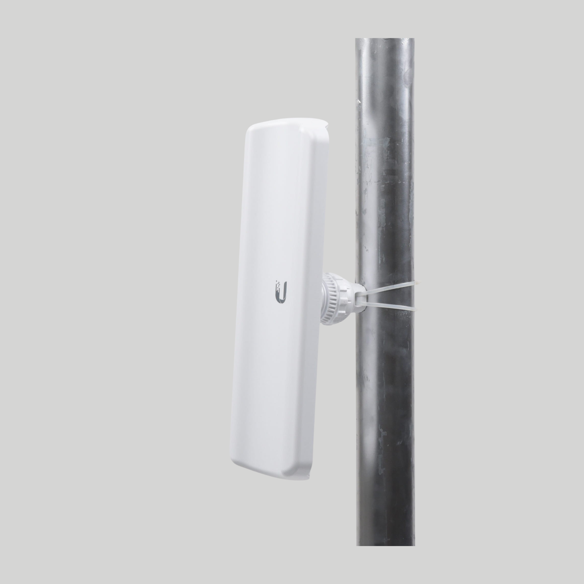 LiteAP GPS airMAX perfil lateral en torre con estructura resistente para enlaces punto a multipunto WISP