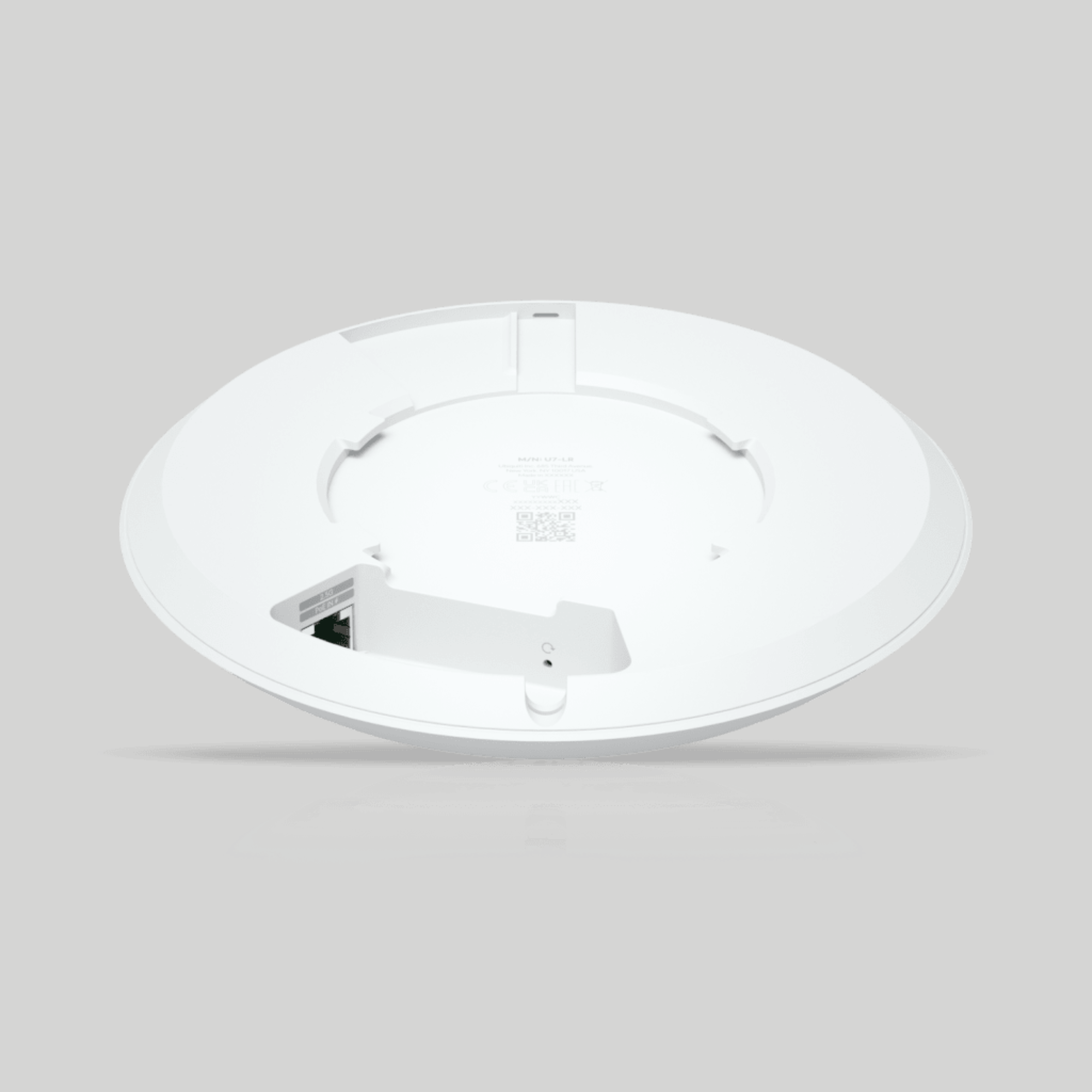 Detalle inferior del U7 Long Range Ubiquiti con puerto RJ45 2.5 GbE PoE para instalación UniFi