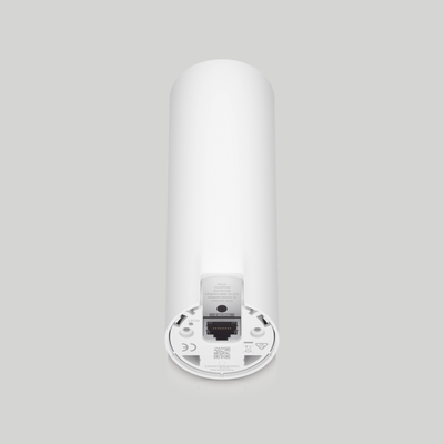 Detalle inferior del Ubiquiti U6 Mesh con conexión PoE y base de montaje para instalación profesional